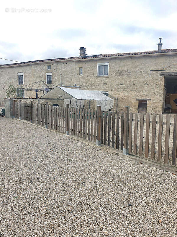 Maison 244 m² viager à vendre occupé 2 têtes AIGRE (16) terrain 2.5 hectares + boxes - photo 2