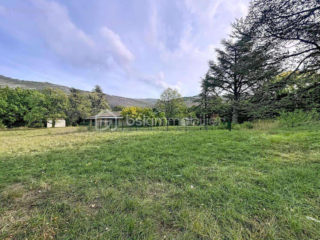 Commerce à SAINT-VALLIER-DE-THIEY