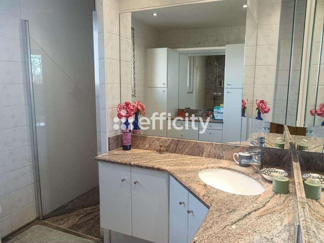 Maison 203 m² à Saint-Just-Saint-Rambert  - photo 14