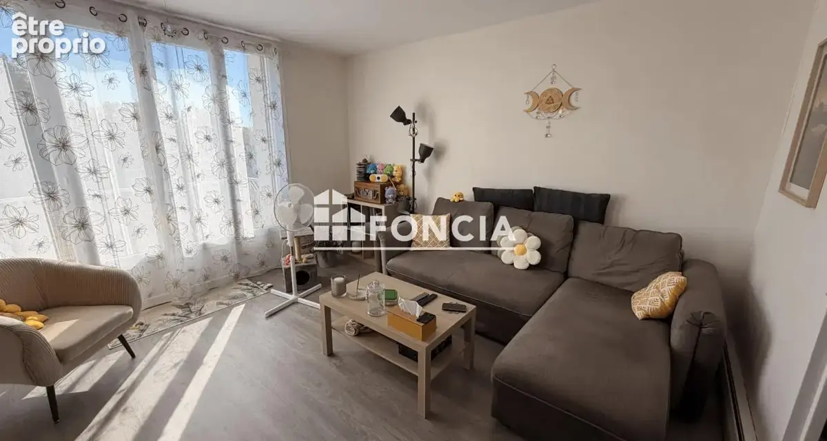  **Coup de cœur assuré !** Découvrez ce bel appartement de 75 m², entièrement rénové, situé au dernier étage de la résidence. Il - photo 1