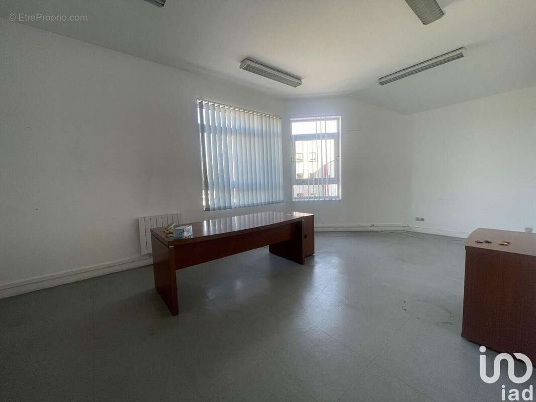 Photo 8 - Commerce à LINAS