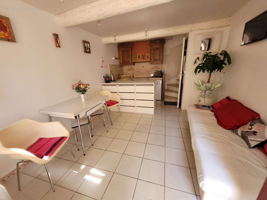 FLEURY Charmante Maison de Village de type III très bien entretenue et disposant d'une terrasse. - photo 3