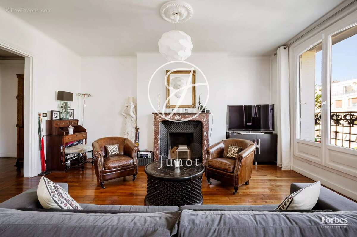 Appartement à PARIS-16E