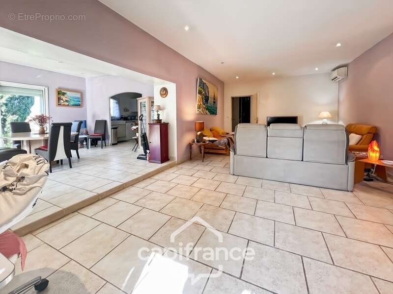 Maison à vendre 6 pièces HYERES (83) - Charme de l'ancien - 4 chambres - 200m2 habitables - Piscine - possibilité 2 appartements - photo 40
