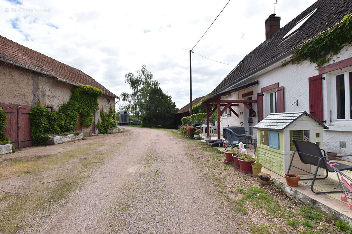 Maison à MONTAIGU-LE-BLIN