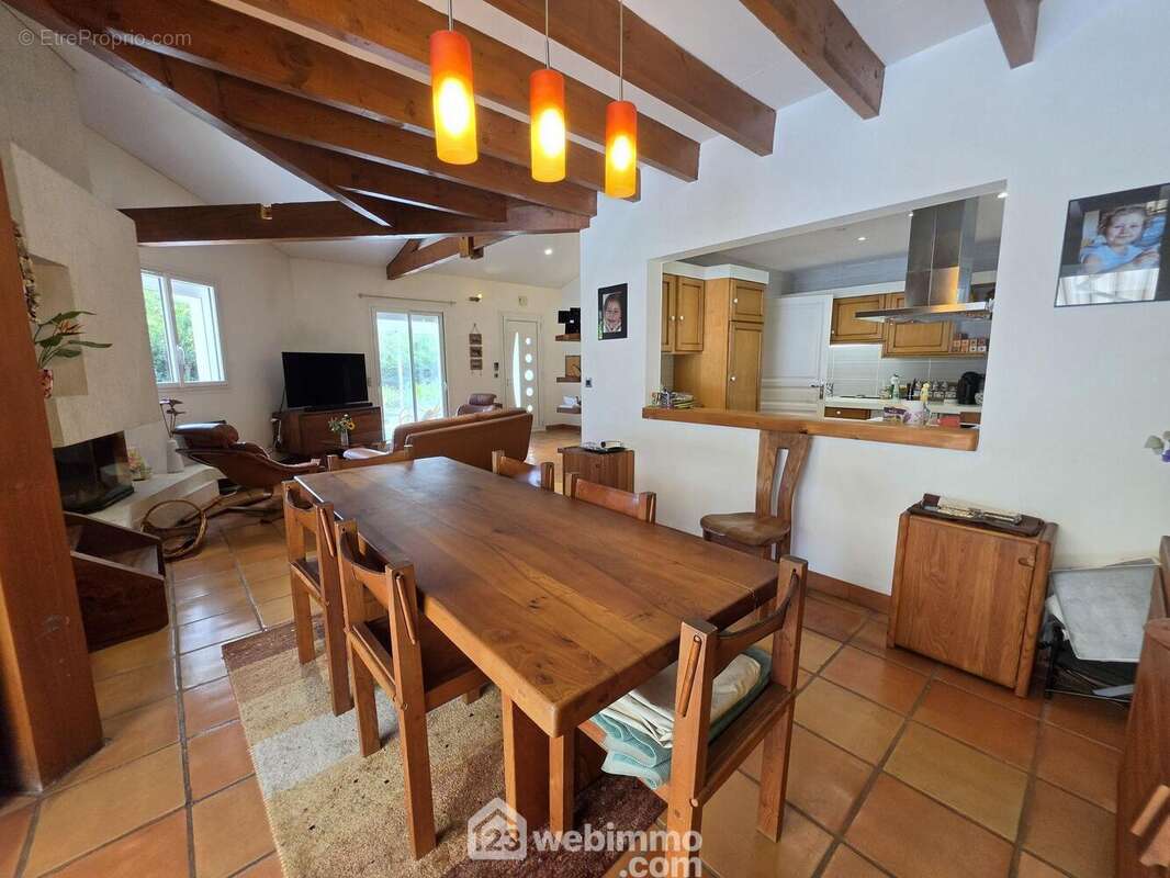 Avec coin salon et séjour - Maison à BLANQUEFORT