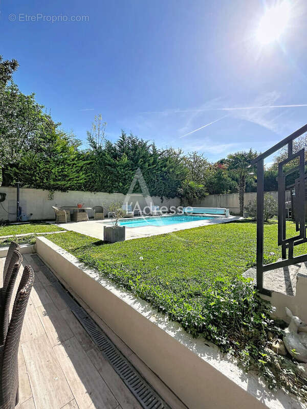 Chelles - propriété d'exception de 254m² - piscine chauffée - prestations luxueuses - photo 11