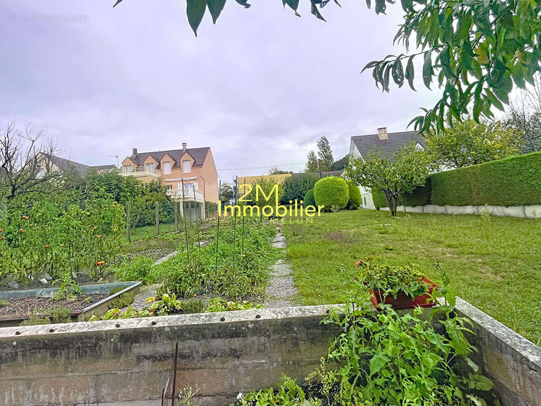 Terrain à LIVRY-SUR-SEINE