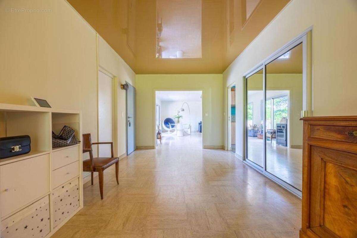 Et si votre prochain coup de cœur se trouvait ici ? Entre piscine, jacuzzi, espaces de réception et environnement boisé, cette p - photo 6