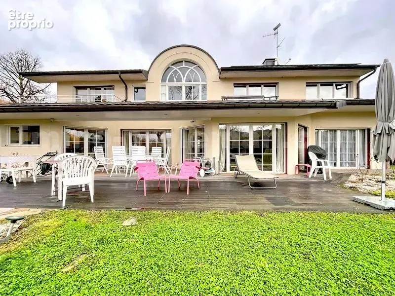 Maison_Ambilly_secteur_calme_7_pièces_rare_Atypique_Récente_frontière_Suisse_Genève_Tram_ceva_bus_SUPERBE_BEAUX_VOLUMES_FRONTALIERS_salon_séjour_cuisine_séparée_entrée_espace