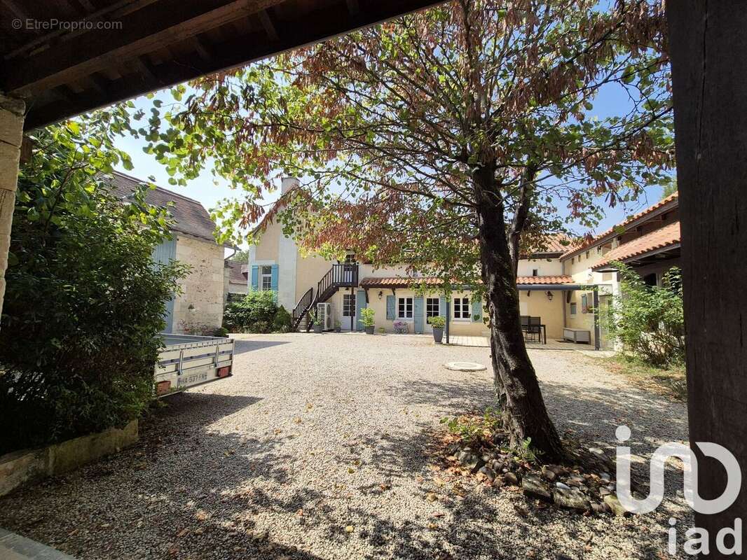 Maison 185 m² à Scorbe-Clairvaux  - photo 2