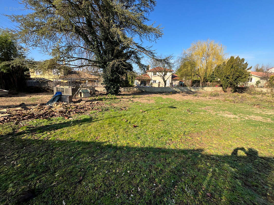 Terrain à FRONTONAS