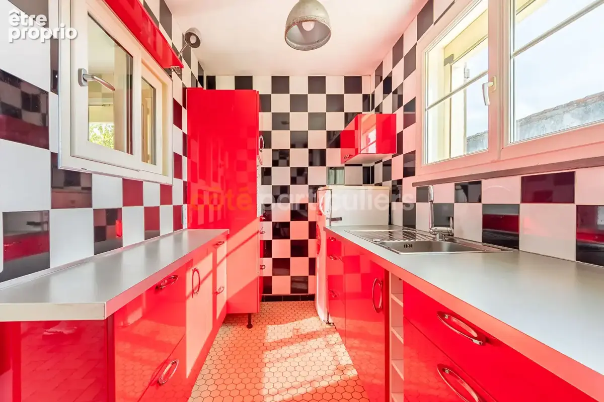 Bellevigny -- centre ville -- maison -- jardin clos -- 7 pieces -- 5 chambres -- 147 m2  -- puit independant  -- garage double - photo 4
