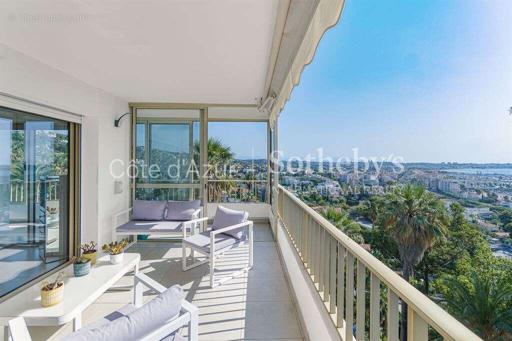Golfe-Juan, appartement rénové en étage élevé avec terrasse et vue mer panoramique - photo 3