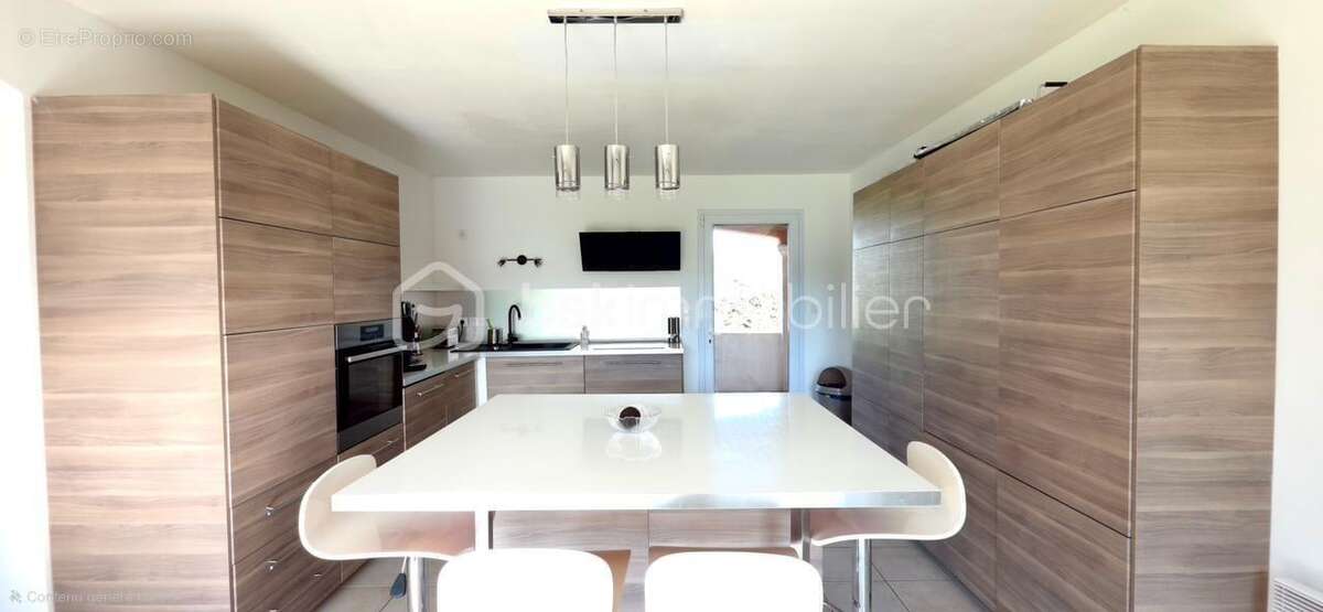 Maison à SAINT-LAURENT-DES-ARBRES