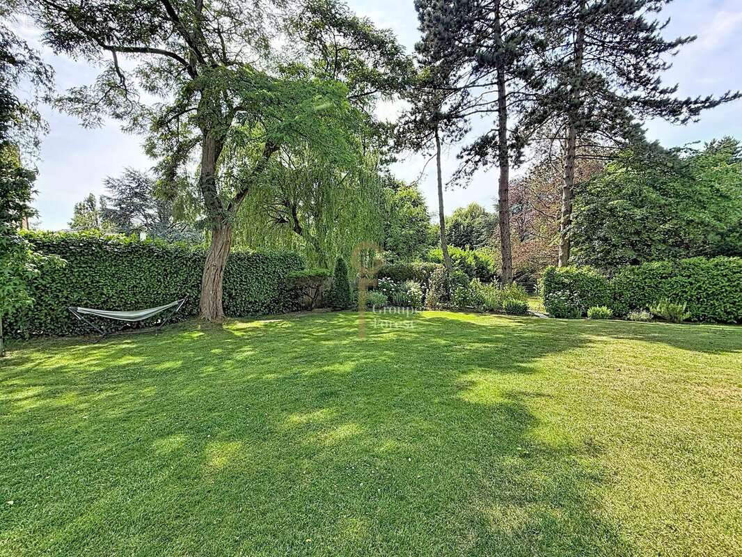 Maison 254 m² à Croix  - photo 2