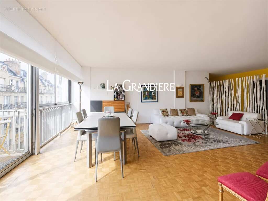 Appartement à PARIS-16E