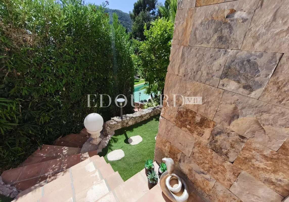 Splendide propriété de 300 m² en excellent état avec home cinéma, superbe piscine et pool house - photo 21