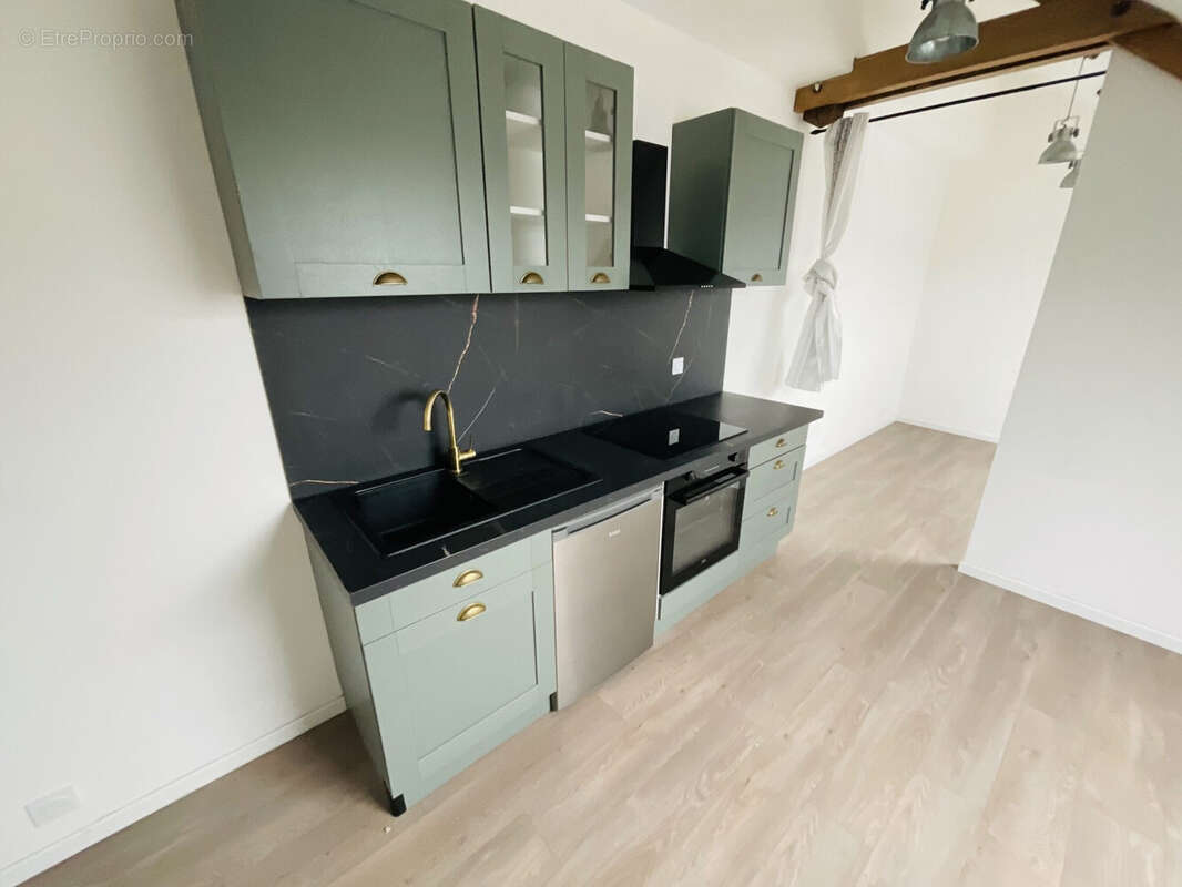 pièce de vie avec cuisine équipée  - Appartement à TROYES