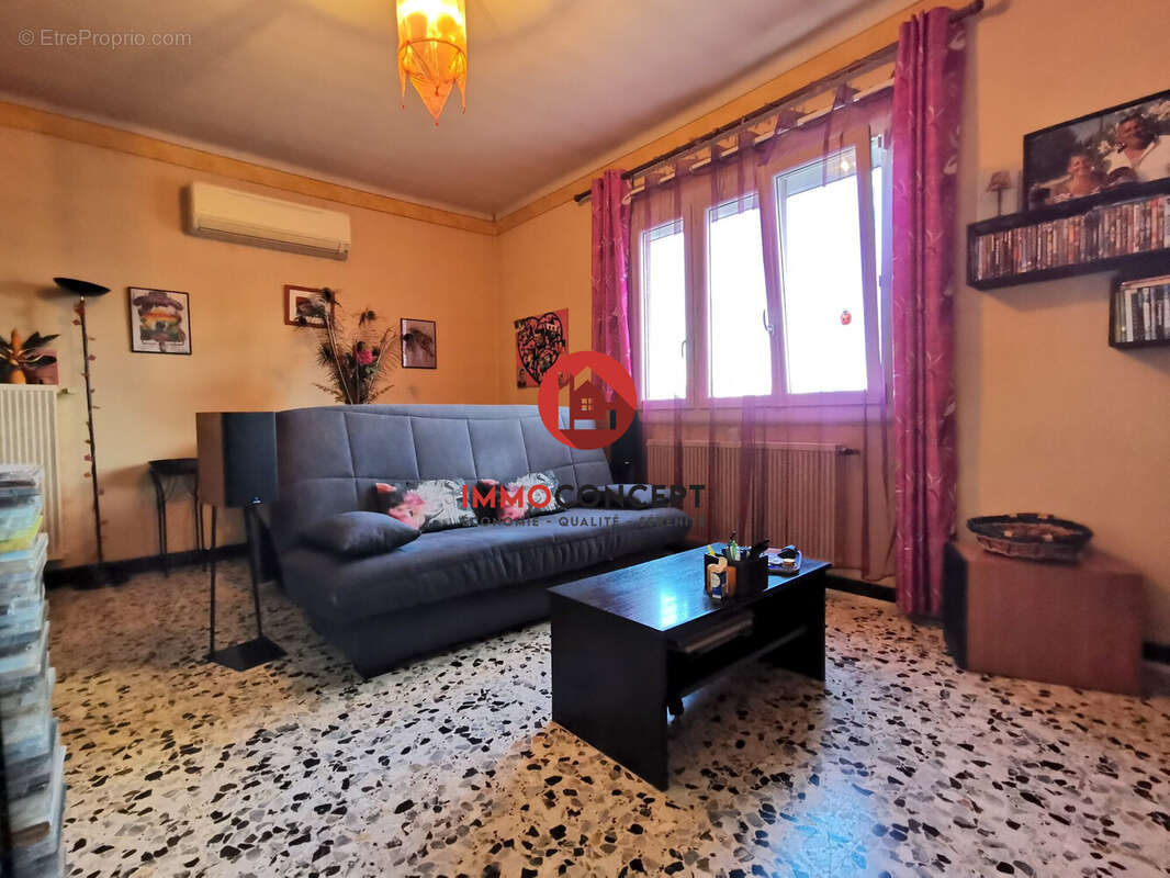 Maison à LAUDUN-L&#039;ARDOISE