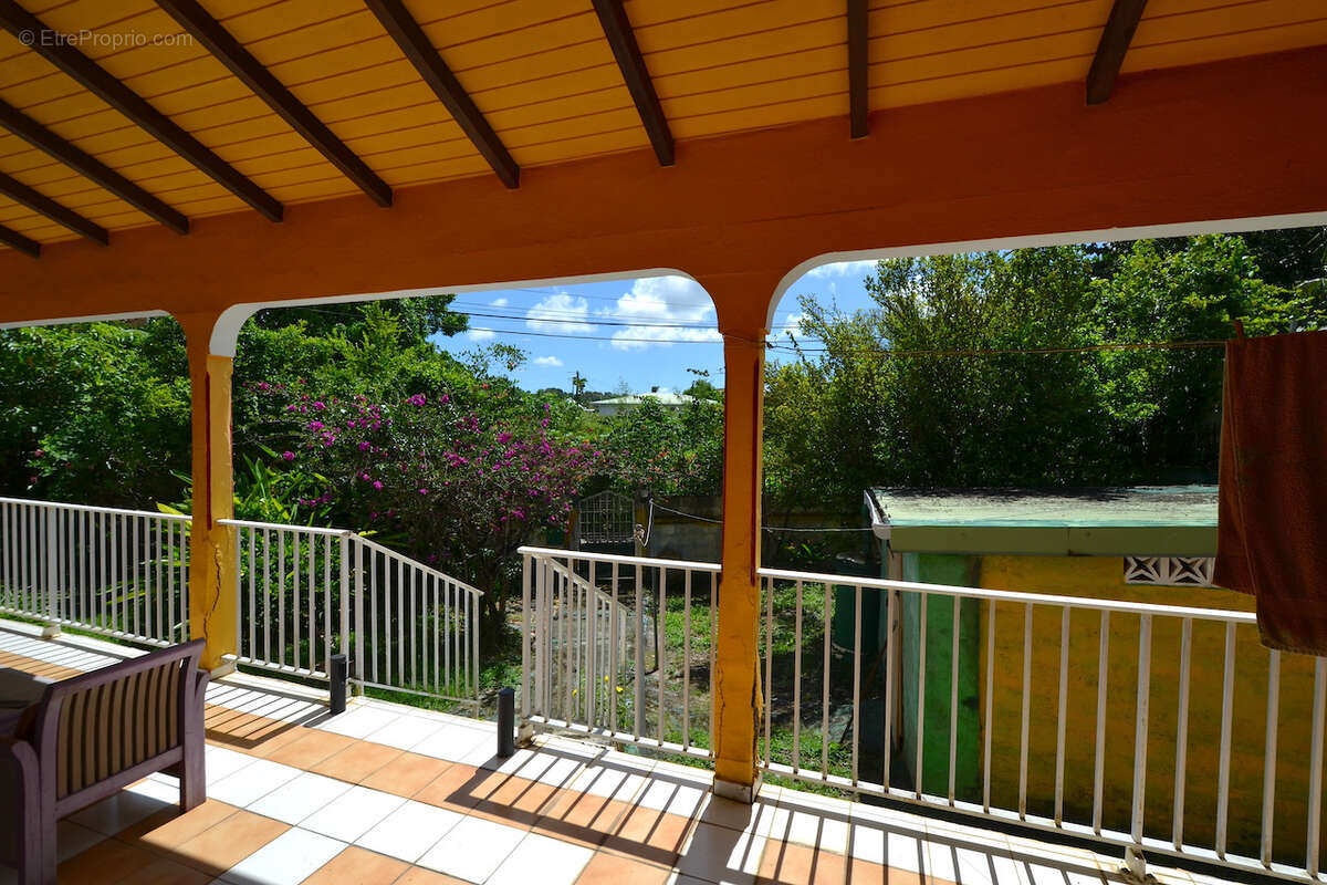 Maison à LES ABYMES