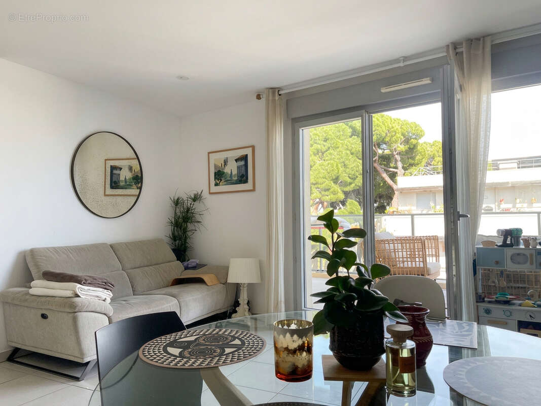 Appartement à SAINT-LAURENT-DU-VAR