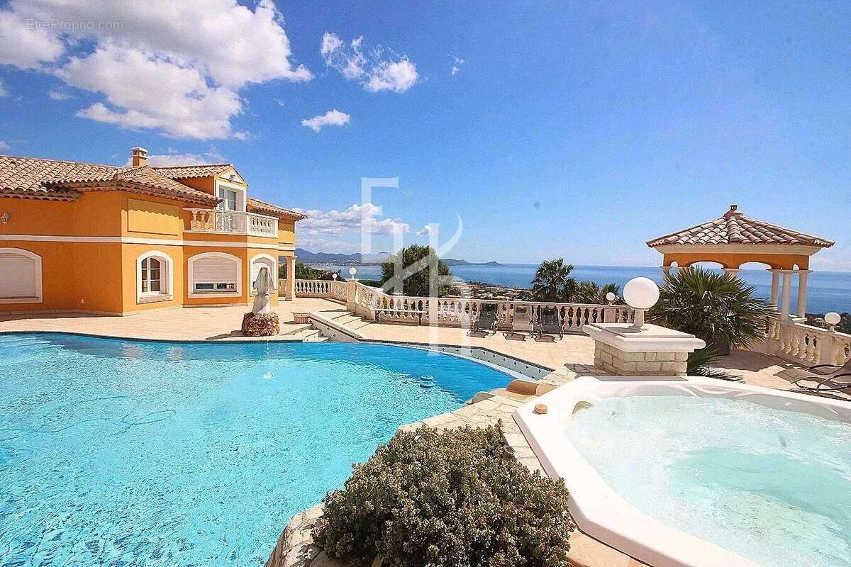 Maison à ROQUEBRUNE-SUR-ARGENS