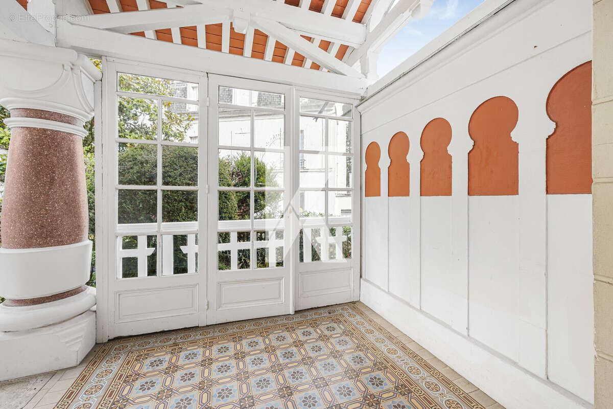 Porche belle époque  - Maison à ENGHIEN-LES-BAINS