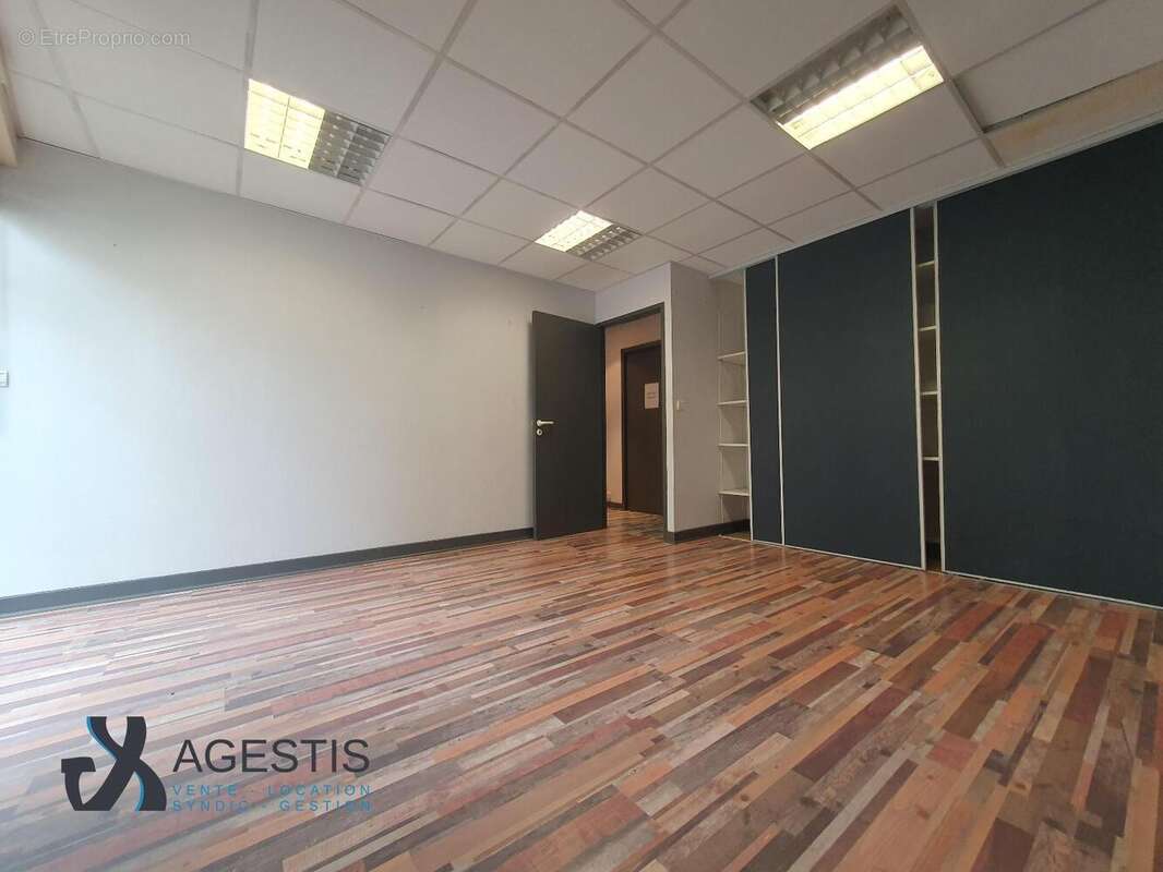   - Commerce à CASTRES