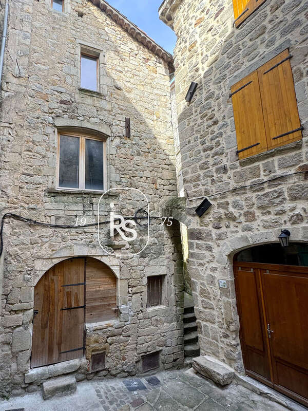 Une maison de village  de 80 m2 datant du 16ème dans le centre médiéval de Largentière. - photo 9