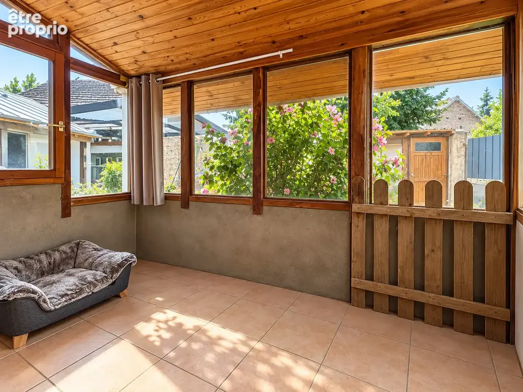 Maison familiale avec vaste terrain et bel espace extérieur - photo 7