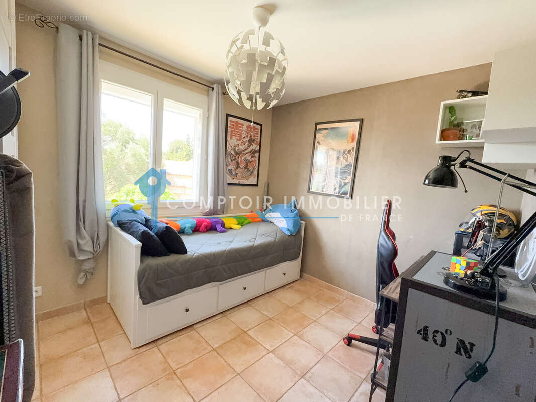 Élégance, volumes et art de vivre à Saint-Pierre-les-Martigues maison T5 de 110 m2 avec piscine sur 915 m2 de - photo 7