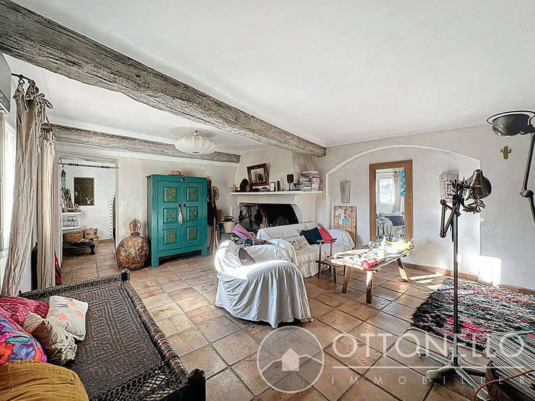 Maison de village 7 pièces de 191 m2 à Roquebrune-sur-Argens avec cour intérieure - photo 4