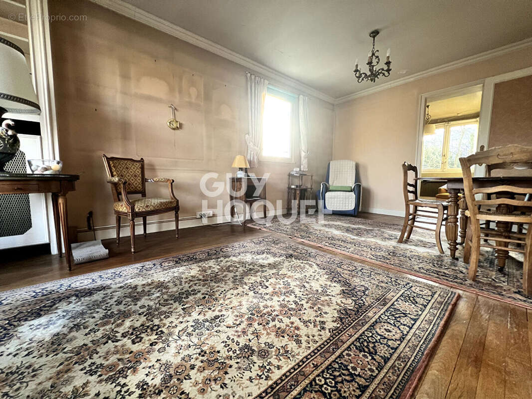 Maison à SAINTE-GENEVIEVE-DES-BOIS