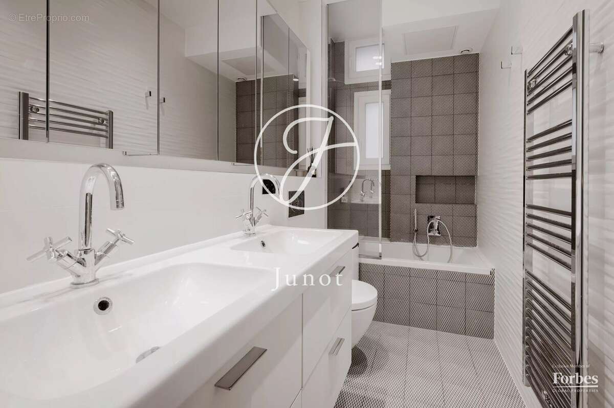 Appartement à PARIS-16E