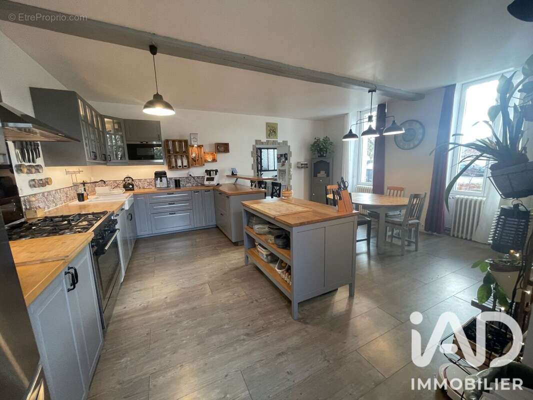 Maison 248 m² à La Brousse  - photo 6