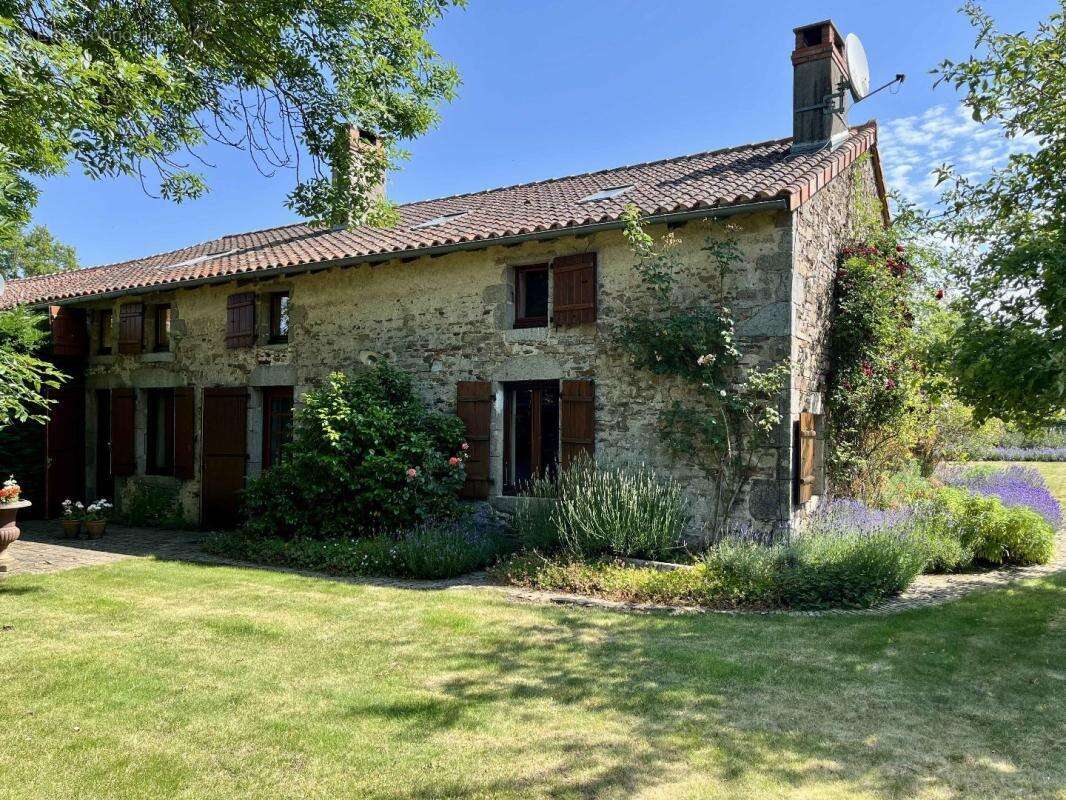 Maison à DARNAC