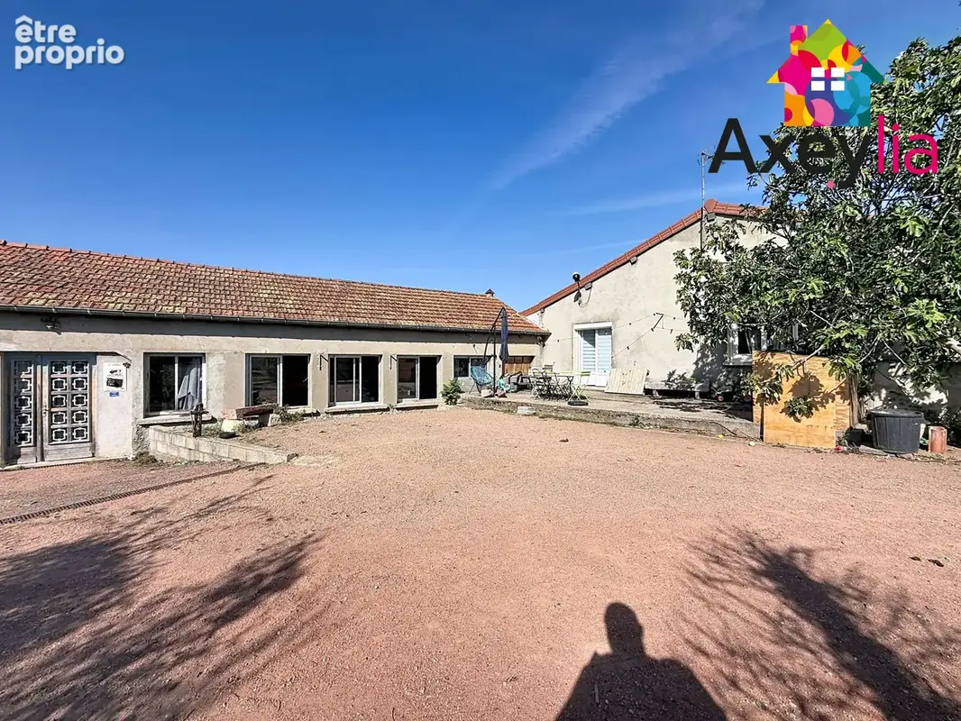 A vendre - commelle-vernay - maison en partie rénovée avec trois chambres, bureau, terrasse, dépendance aménag - photo 2