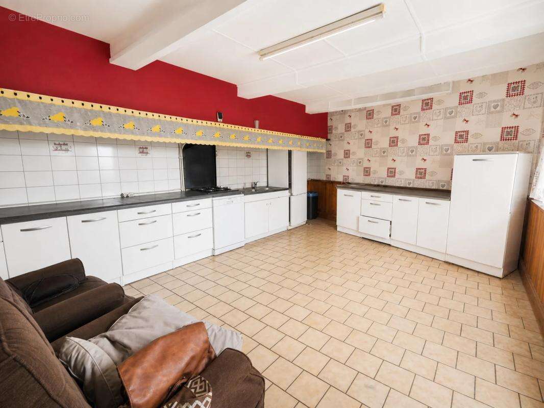 Maison de 130,94 m² à rénover avec dépendances et jardin - photo 4