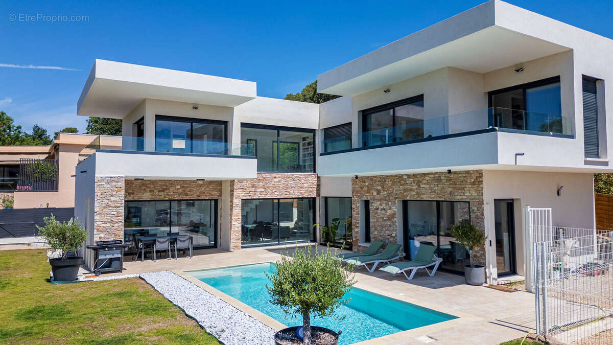 Résidentiel belle villa d'architecte offrant 235 m² , jardin avec piscine, St Raphael les Plaines - photo 9