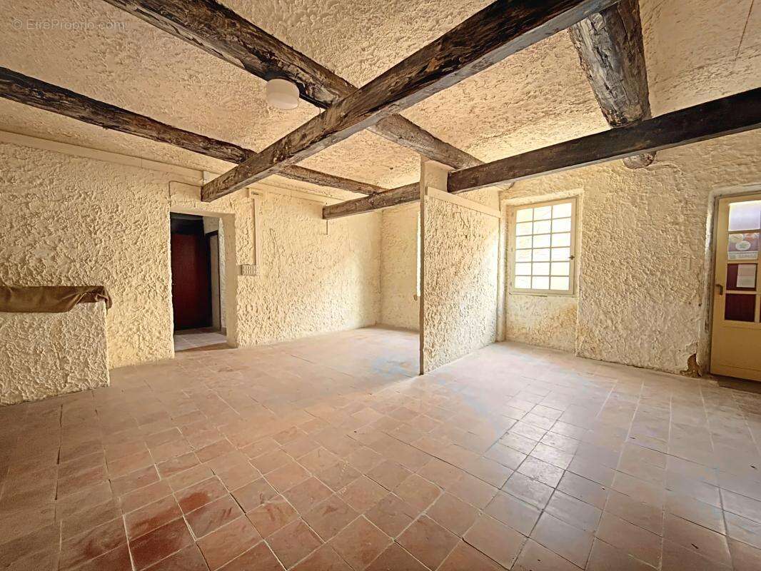 Maison à LA ROQUE-D&#039;ANTHERON