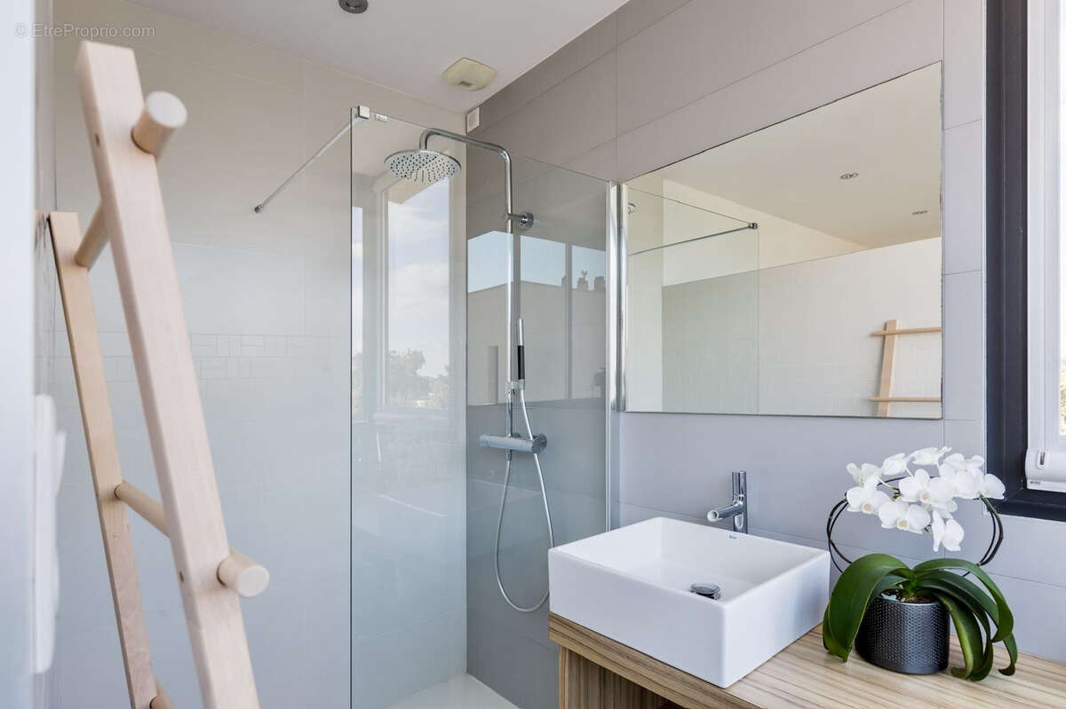 Maison contemporaine avec piscine et garage - photo 6