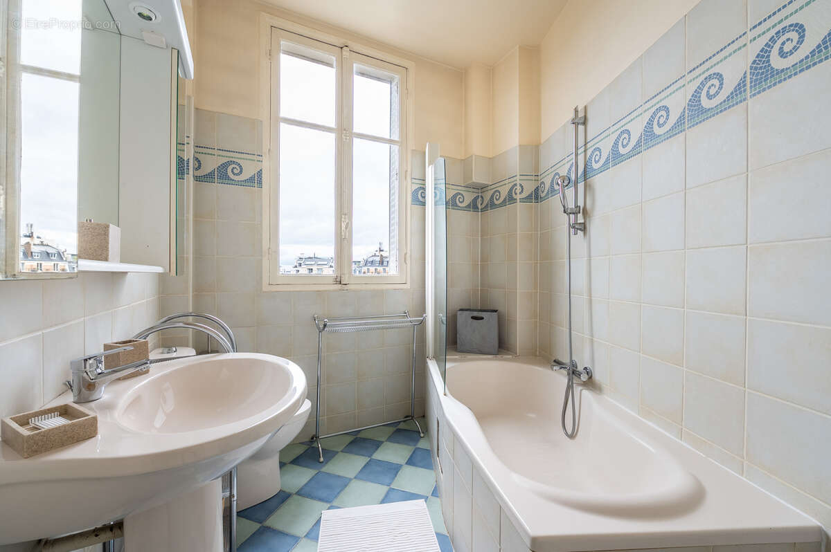 Appartement à PARIS-16E