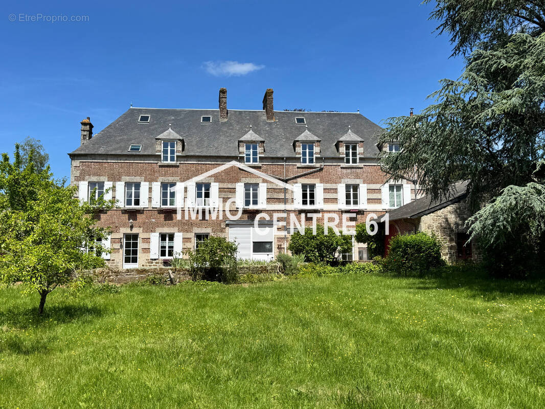 Maison à CARROUGES