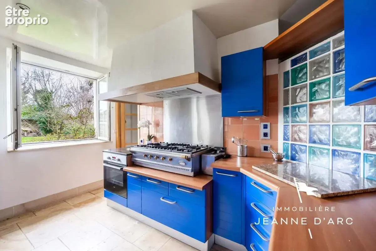 Grande maison familiale de 360 m2 avec jardin clos, à 5 minutes de Thoiry 8 Pièces 5 chambres + Piscine intérieure - photo 5