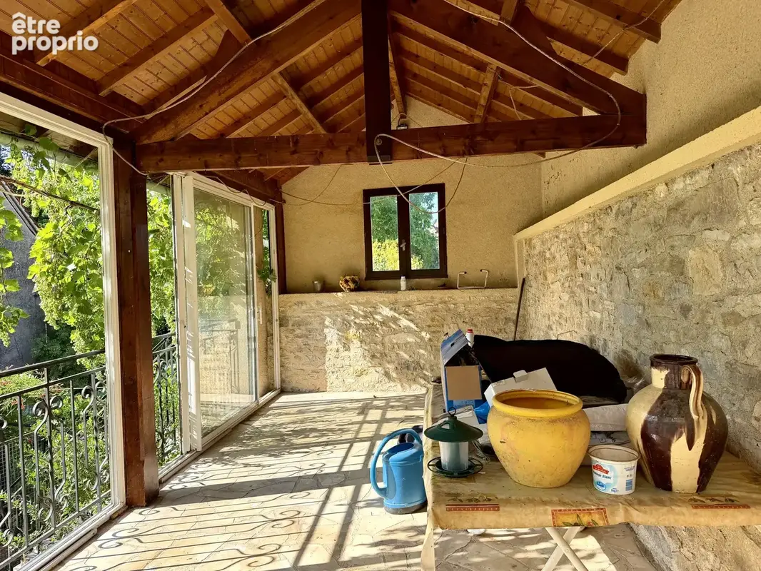 Maison de bourg en pierre avec terrain et dépendances - photo 2