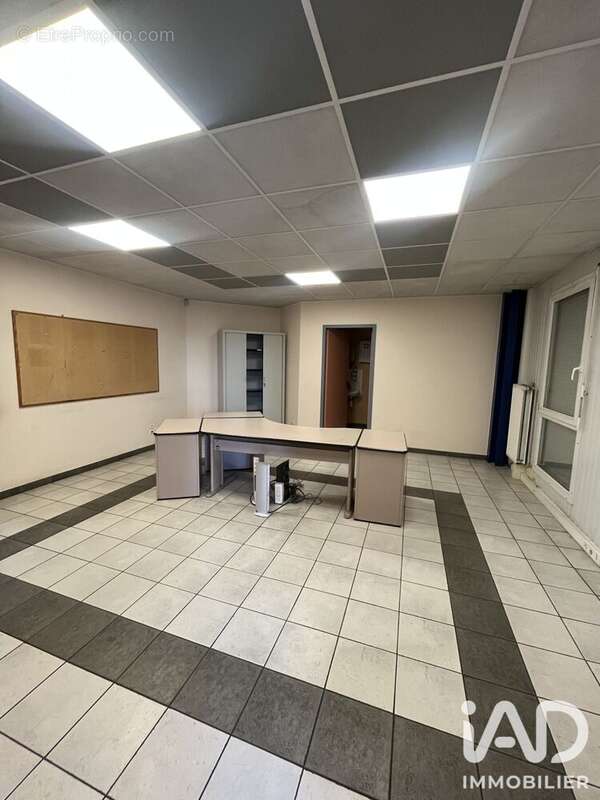 Commerce 2200 m² à Bourg-En-Bresse  - photo 4