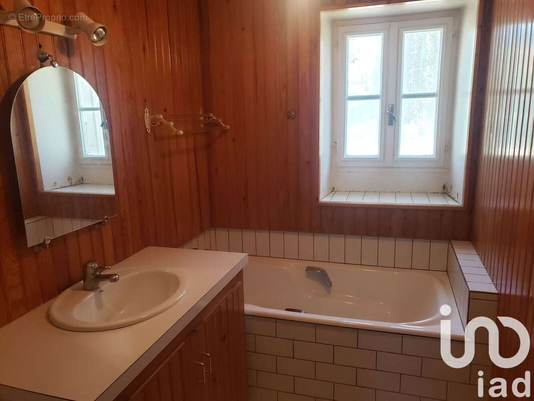 Maison 155 m² à Genouille  - photo 9