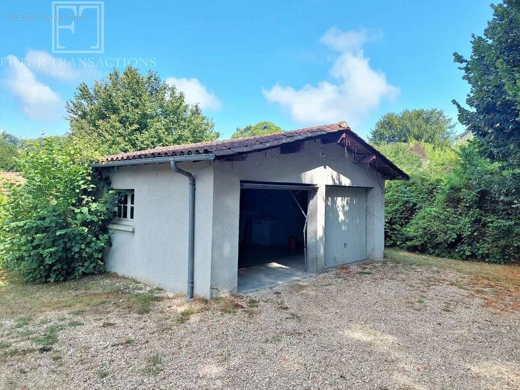 Maison et double garage sur 1360 m² de terrain clos - photo 11