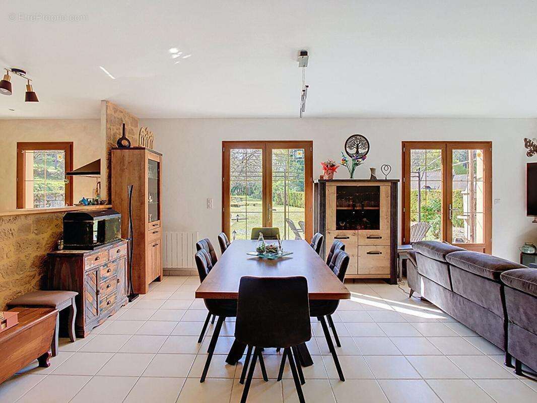 Ensemble contemporain avec maison principale, gîte indépendant, piscine chauffée et vaste terrain - photo 5